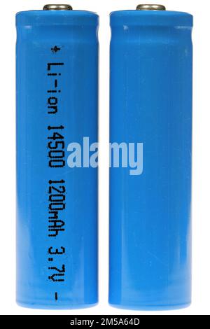 Batterie ricaricabili AA agli ioni di litio isolate su sfondo bianco Foto Stock