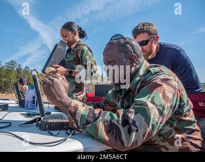 220214-N-ZM469-114 STENNIS SPACE CENTER, MISS. – I professionisti della forza di sicurezza internazionale che partecipano al corso Naval Small Craft Instruction and Technical Training School’s Semester 22-2 UAS Operations and Planning tengono traccia di un UAS in volo presso gli impianti NAVSCIATTS situati presso il John C. Stennis Space Center nel Mississippi meridionale. Il semestre 22-2 ha caratterizzato gli allievi della nazione del socio dalle Bahamas, Repubblica ceca, Estonia, Germania, Giamaica, Lettonia, Mauritania, Mauritius, Polonia, Repubblica di Corea, Romania e Ucraina. NAVSCIATTS è una scuola della cooperazione di sicurezza che opera sotto gli Stati Uniti Foto Stock