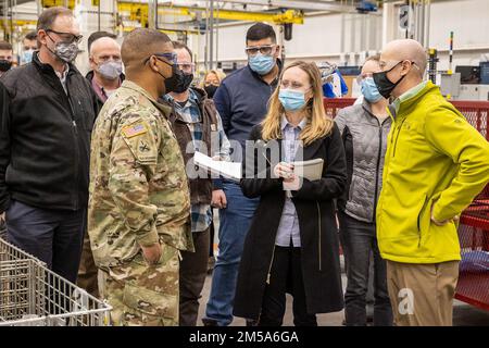 Nel mese di febbraio, il colonnello Eric McCoy, membri del personale di comando e degli esperti in materia del deposito, ha ospitato una visita di modernizzazione che discuteva del futuro del deposito dell'esercito di Anniston. ANAD è uno dei tre impianti della base industriale biologica per pilotare come l'esercito guarda alla modernizzazione. Foto Stock