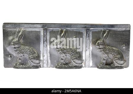 antico stampo di cioccolato di coniglio isolato su sfondo bianco Foto Stock