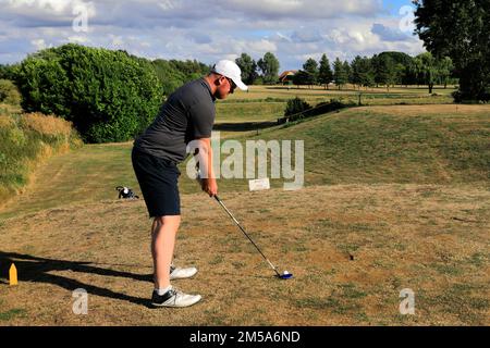 Golfista nell'Old Nene Golf & Country Club, vicino alla città di Ramsey, Cambridgeshire, Inghilterra Foto Stock