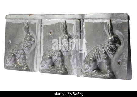 antico stampo di cioccolato di coniglio isolato su sfondo bianco Foto Stock