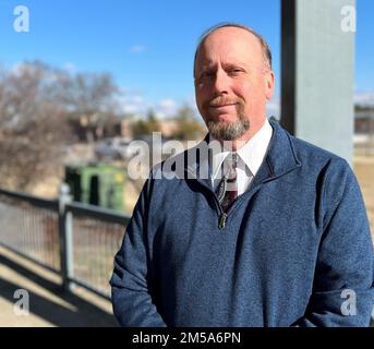 Stuart Lunsford, tecnico addetto alla sicurezza dei sistemi del Naval Surface Warfare Center Dahlgren Division's Readiness and Training Systems Department, riceverà il Department of the Navy Meritorious Civilian Service Award per i suoi sforzi di salvataggio nel marzo 2021. Foto Stock