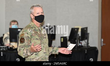 STATI UNITI James Jacobson, vice comandante delle forze aeree del Pacifico, parla durante un Pacific Integrated Air Missile Defense Center (PIC) condotto Multilateral IAMD Experiment (MIX), 14 febbraio 2022, alla base congiunta Pearl Harbor-Hickam, Hawaii. Gli argomenti discussi durante IL MIX sono stati volti ad esplorare i principi generali di difesa missilistica e aerea integrata che possono essere applicati alle future situazioni IAMD nel mondo reale. Foto Stock