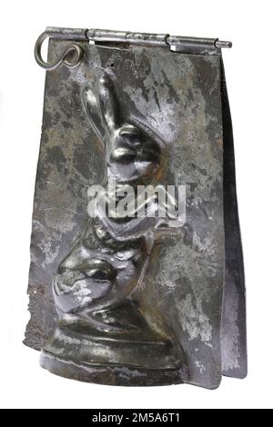 antico stampo di cioccolato di coniglio isolato su sfondo bianco Foto Stock