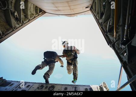 Due Stati Uniti Air Force parasalvaemen assegnato al 82nd Expeditionary Rescue Squadron, salto da un US Corpo marino KC-130J Super Ercole sull'Africa orientale, 15 febbraio 2021. L'ERQS 82nd mantiene la competenza Jump per fornire funzionalità di ricerca, salvataggio e recupero di combattimento sicure, affidabili e flessibili a supporto degli Stati Uniti Comando Africa in Africa del Nord e dell'Est. Foto Stock