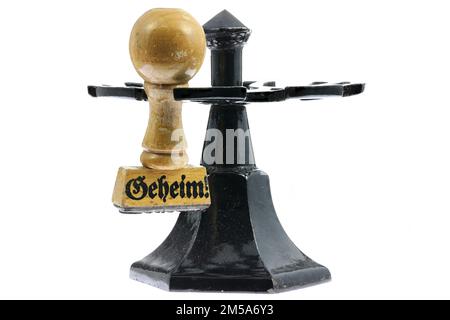 Timbro in gomma vintage con la parola tedesca "geheim!" (riservato) sulla sequenza dei francobolli Foto Stock