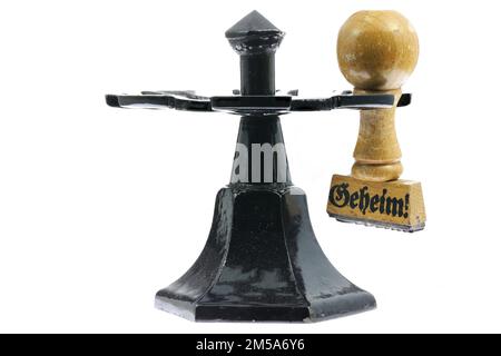 Timbro in gomma vintage con la parola tedesca "geheim!" (riservato) sulla sequenza dei francobolli Foto Stock