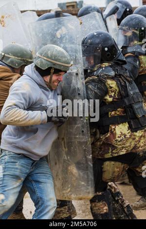 STATI UNITI Soldati dell'esercito attaccati a 1st battaglione, 4th reggimento di fanteria, tentativi di accusare i soldati italiani e armeni durante il KFOR 30 presso l'Hohenfels Training Area in Germania, 15 febbraio 2022. KFOR 30 è un evento formativo multinazionale condotto per preparare le unità per il loro spiegamento al comando regionale del Kosovo Est. Foto Stock