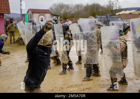 STATI UNITI Soldati dell'esercito attaccati a 1st battaglione, 4th reggimento della fanteria conduce un addestramento di controllo della folla con soldati italiani e armeni durante il KFOR 30 presso l'Hohenfels Training Area in Germania, 15 febbraio 2022. KFOR 30 è un evento formativo multinazionale condotto per preparare le unità per il loro spiegamento al comando regionale del Kosovo Est. Foto Stock