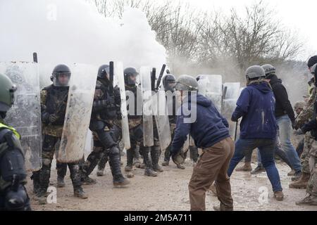 STATI UNITI Soldati dell'esercito attaccati a 1st battaglione, 4th reggimento della fanteria conduce un addestramento di controllo della folla con soldati italiani e armeni durante il KFOR 30 presso l'Hohenfels Training Area in Germania, 15 febbraio 2022. KFOR 30 è un evento formativo multinazionale condotto per preparare le unità per il loro spiegamento al comando regionale del Kosovo Est. Foto Stock