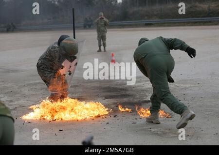 I soldati moldavi si esercitano a difendersi dai cocktail molotov utilizzando gli indumenti protettivi come parte di un esercizio di allenamento durante la KFOR 30 del 15 febbraio 2022. KFOR 30 è un evento multinazionale condotto per preparare le unità per il loro spiegamento al comando regionale del Kosovo Est. Foto Stock