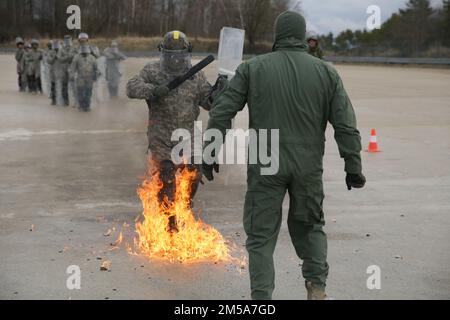 I soldati moldavi si esercitano a difendersi dai cocktail molotov utilizzando gli indumenti protettivi come parte di un esercizio di allenamento durante la KFOR 30 del 15 febbraio 2022. KFOR 30 è un evento multinazionale condotto per preparare le unità per il loro spiegamento al comando regionale del Kosovo Est. Foto Stock