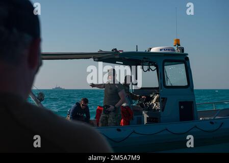 220215-N-CR519-2656 GOLFO ARABICO (15 febbraio 2022) membri degli Stati Uniti La Marina comunica tra le imbarcazioni gonfiabili a scafo rigido mentre le forze internazionali partecipano all'addestramento all'inserimento e all'estrazione di elicotteri nel Golfo Arabo 15 febbraio, durante l'esercizio marittimo internazionale/Cutlass Express 2022. IMX/CE 2022 è il più grande evento formativo multinazionale in Medio Oriente, che coinvolge oltre 60 nazioni e organizzazioni internazionali impegnate a rafforzare i partenariati e l'interoperabilità per rafforzare la sicurezza e la stabilità marittima. Foto Stock