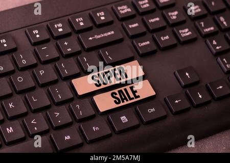 Didascalia di testo che presenta Super sale. Panoramica aziendale che offre sconti eccezionali su prodotti e servizi selezionati Foto Stock