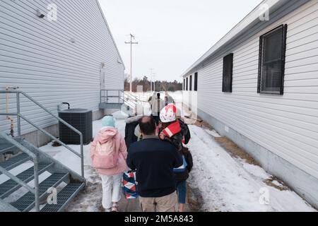 L'ultima famiglia di ospiti afghani partì da Fort McCoy, Wisconsin, 15 febbraio 2022. Il Dipartimento della Difesa, attraverso gli Stati Uniti Northern Command, e a sostegno del Dipartimento di sicurezza interna, sta fornendo il trasporto, alloggi temporanei, screening medico, e supporto generale per almeno 50.000 ospiti afghani presso strutture adeguate, in strutture permanenti o temporanee, il più rapidamente possibile. Questa iniziativa fornisce agli ospiti afghani un sostegno essenziale in luoghi sicuri al di fuori dell'Afghanistan. Foto Stock