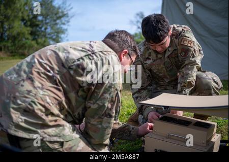 Senior Airman Michael Pleau, 354th Communications Squadron comunicazione flyaway kit tecnico, sinistra, e Stati Uniti Darren Caddy, 644th Combat CS CFK esperto in materia, disassemblare un sistema di comunicazione satellitare Hawkeye a Rota, Northern Mariana Islands, 15 febbraio 2022. CFK consente l'accesso a non-Secure Internet Protocol Router, Secure Internet Protocol Router e Voice over Secure Internet Protocol. Foto Stock