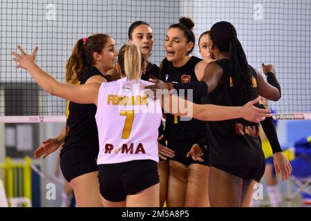 Guidonia, Italia. 26th Dec, 2022. Team del Club Volley Roma durante il 12th° giorno del campionato femminile di pallavolo A2 tra il Club Volley Roma - Pallavolo Assitec Sant'Elia, 26 dicembre 2022, Guidonia, Roma, italia (Foto di Domenico Cippitelli/Pacific Press) Credit: Pacific Press Media Production Corp./Alamy Live News Foto Stock