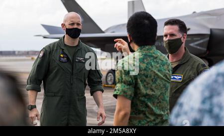 STATI UNITI Robert Guyette, un pilota con Marine Fighter Attack Squadron 242, parla con il Gen. Melvyn ONG, Capo della Difesa, dopo aver condotto una dimostrazione aerea in un F-35B Lightning II durante il Singapore Airshow 2022 alla base aerea di Changi, Repubblica di Singapore, il 15 febbraio 2022. L'Airshow di Singapore è la più grande fiera della difesa e fiera internazionale biennale del Pacifico, che attira migliaia di partecipanti da 50 paesi. Foto Stock