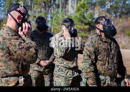 Marines con 24th Marine Expeditionary Unit (MEU) si preparano ad entrare in una camera a gas durante un esercizio di confidenza individuale sui dispositivi di protezione a Camp Lejeune, N.C., 15 febbraio 2022. Marines partecipa a questo esercizio ogni anno per instillare fiducia e competenza nell'operare in potenziali ambienti chimici, biologici, radiologici e nucleari. Foto Stock