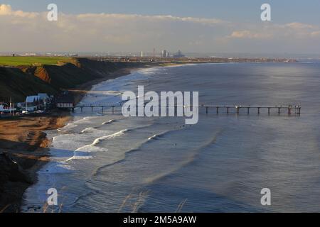 Immagine paesaggistica di Saltburn in un pomeriggio di sole con un sacco di gente che naviga. Saltburn, North Yorkshire, Inghilterra, Regno Unito. Foto Stock