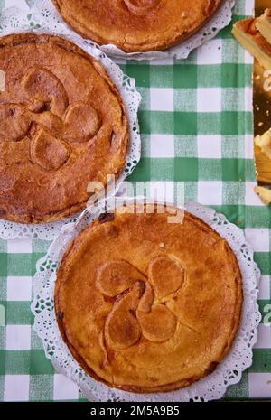 Vasco pastello tradizionale fatto in casa (torta basca), in un mercato basco. Foto Stock