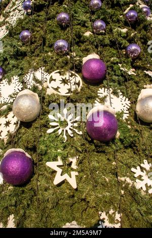 Palle viola su albero di Natale primo piano, sfondo o struttura Foto Stock