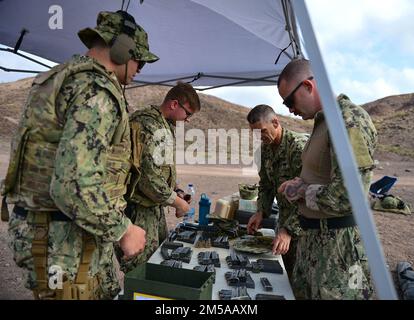 ARTA, Gibuti (15 febbraio 2022) – USA I Navy Saliors, attualmente schierati a Camp Lemonnier, Gibuti, lavorano per caricare riviste prima del corso di qualificazione M9 presso il complesso Arta Range. Camp Lemonnier, Gibuti serve come base di spedizione per le forze militari statunitensi fornendo sostegno a navi, aerei e personale che garantiscono la sicurezza in tutta Europa, Africa e Asia sud-occidentale. La base consente operazioni marittime e di combattimento nel Corno d'Africa, promuovendo al contempo relazioni positive tra Stati Uniti e Africa. Foto Stock