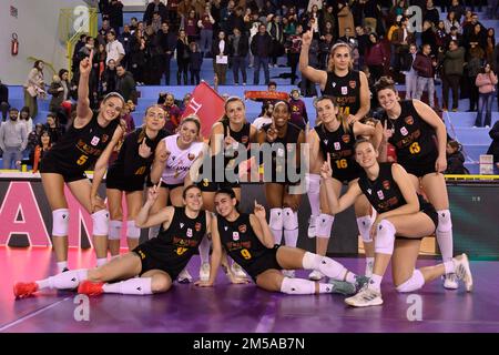 Guidonia, Italia. 26th Dec, 2022. Team del Volley Club di Roma durante il 12th° giorno del campionato femminile di pallavolo A2 tra il Volley Club di Roma - Volley Asitec Sant'Elia, 26 dicembre 2022, Guidonia, Roma, italia (Credit Image: © Domenico Cippitelli/Pacific Press via ZUMA Press Wire) Foto Stock