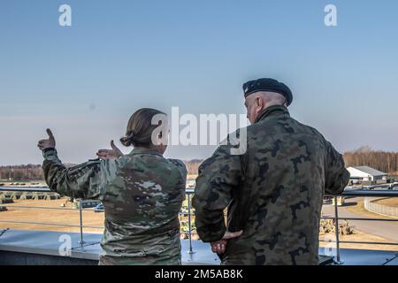 Il Colonnello Elizabeth H. Curtis, Comandante, 82nd Brigata di supporto della divisione aerea, a sinistra, informa il maggiore polacco, Gen. Stanislaw Czosnet, Comandante dell'operazione terrestre, a destra, sulla configurazione delle operazioni, 15 febbraio 2022, a Mielec, Polonia. La Divisione All American avrà truppe dispiegate in tutta la Polonia pronte a condurre una serie di missioni. L'obiettivo della missione della 82nd Airborne Division è quello di assicurare i nostri alleati e partner e di scoraggiare l'aggressione, in quanto dispongono di una serie di capacità uniche e di condurre una vasta gamma di missioni scalabili e adattabili alle esigenze della missione. Foto Stock