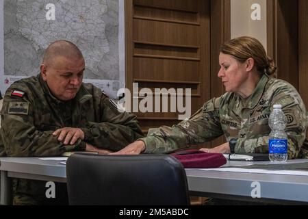 Il Colonnello Elizabeth H. Curtis, Comandante, 82nd Brigata di supporto della Divisione aerea, a destra, discute la missione della brigata in Polonia con il maggiore polacco, il Gen. Stanislaw Czosnet, Comandante dell'operazione terrestre, a sinistra, 15 febbraio 2022, A Mielec, Polonia. La Divisione All American avrà truppe dispiegate in tutta la Polonia pronte a condurre una serie di missioni. L'obiettivo della missione della 82nd Airborne Division è quello di assicurare i nostri alleati e partner e di scoraggiare l'aggressione, in quanto dispongono di una serie di capacità uniche e di condurre una vasta gamma di missioni scalabili e adattabili alle esigenze della missione. Foto Stock