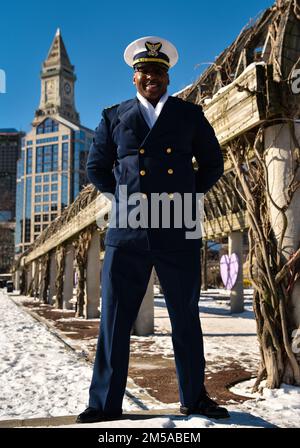 Il tenente Fabian Handy ha prestato servizio nella Guardia Costiera per 16,5 anni, 11,5 si è arruolato come tecnico dei sistemi informativi e i cinque precedenti come ufficiale. Handy è attualmente l'US Coast Guard base Boston C5I Electronic Systems Support Detachment Officer. Foto Stock