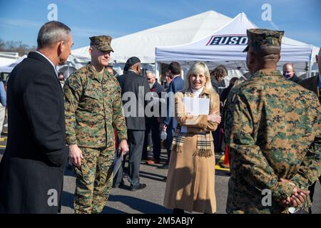 STATI UNITI Troy E. Black, il 19th° maggiore Sergente del corpo dei Marine, accoglie i partecipanti durante la cerimonia di apertura di un nuovo edificio dell'United Service Organization (USO) presso la base del corpo dei Marine Quantico, Virginia, 15 2022 febbraio. La nuova location è stata dedicata all'intrattenimento con videogiochi e ospita attrezzature da gioco all'avanguardia. L'apertura di questa sede dell'USO segna la seconda sede stabilita a Quantico per consentire a Marines di accedere più facilmente ai servizi forniti dall'USO. Foto Stock