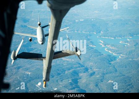 Un estensore KC-10 assegnato alla base dell'aeronautica militare di Travis, California, si avvicina al boom di un altro KC-10 sulla California settentrionale, 15 febbraio 2022. In riconoscimento al Black History Month, un equipaggio di aerei All-Black ha condotto esercizi di rifornimento aereo a supporto dei requisiti di formazione. Gli Stati Uniti Il Congresso ha approvato la legge pubblica 99-244 designando ogni febbraio come “National Black (Afro-American) History Month” 11 febbraio 1986. Foto Stock