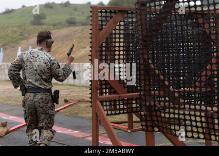 STATI UNITI George Reynolds, un ufficiale di polizia militare con il Provost Marshal's Office, Marine Corps Recruit Depot San Diego, spara una carabina M4 durante il Marine Corps Marksmanship Competition on Marine Corps base Camp Pendleton, California, 15 febbraio 2022. Il concorso è stato ideato per migliorare in modo significativo la competenza dei partecipanti nell’uso delle singole armi di piccolo calibro affinando le abilità fondamentali di commercializzazione, imparando le tecniche di commercializzazione e oltrepassando i confini fisici e mentali in un forum competitivo. Foto Stock