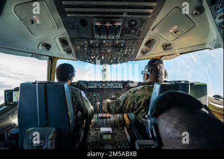 STATI UNITI William McMillian, a sinistra, e il Major Christopher Johnson, entrambi 79th piloti dello Squadrone per il rifornimento aereo, gestiscono un Extender KC-10 sulla California settentrionale, il 15 febbraio 2022. In riconoscimento del Black History Month, un equipaggio di aerei completamente nero ha condotto esercizi di rifornimento aereo per supportare i requisiti di formazione. Gli Stati Uniti Il Congresso ha approvato la legge pubblica 99-244 designando ogni febbraio come “National Black (Afro-American) History Month” 11 febbraio 1986. Foto Stock