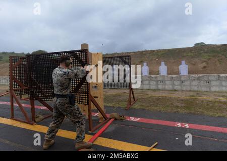 STATI UNITI George Reynolds, un ufficiale di polizia militare con il Provost Marshal's Office, Marine Corps Recruit Depot San Diego, spara una carabina M4 durante il Marine Corps Marksmanship Competition on Marine Corps base Camp Pendleton, California, 15 febbraio 2022. Il concorso è stato ideato per migliorare in modo significativo la competenza dei partecipanti nell’uso delle singole armi di piccolo calibro affinando le abilità fondamentali di commercializzazione, imparando le tecniche di commercializzazione e oltrepassando i confini fisici e mentali in un forum competitivo. Foto Stock