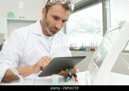 tecnico che utilizza un tablet in laboratorio Foto Stock