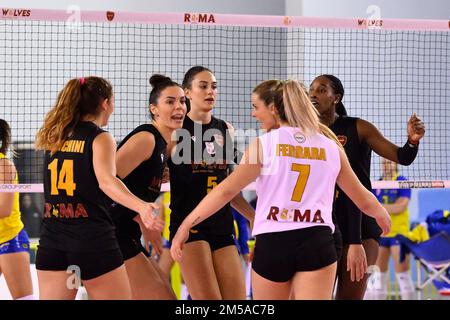 Guidonia, Italia. 26th Dec, 2022. Team del Volley Club di Roma durante il 12th° giorno del campionato femminile di pallavolo A2 tra il Volley Club di Roma - Volley Asitec Sant'Elia, 26 dicembre 2022, Guidonia, Roma, italia (Credit Image: © Domenico Cippitelli/Pacific Press via ZUMA Press Wire) Foto Stock