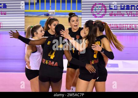 Guidonia, Italia. 26th Dec, 2022. Team del Volley Club di Roma durante il 12th° giorno del campionato femminile di pallavolo A2 tra il Volley Club di Roma - Volley Asitec Sant'Elia, 26 dicembre 2022, Guidonia, Roma, italia (Credit Image: © Domenico Cippitelli/Pacific Press via ZUMA Press Wire) Foto Stock