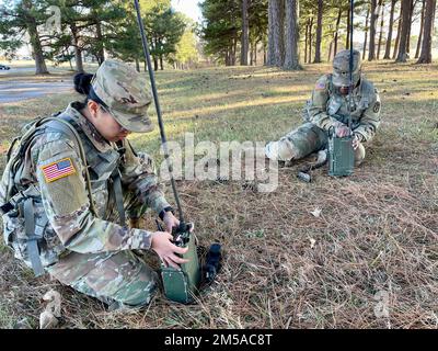 Geneva Tomolac (fronte) e SPC. Emicheka Somore assemblano sistemi radio a canale singolo e a trasmissione aerea in una stazione di Warrior Tasks e Battle Drills presso la Best leader Competition dell'ospedale a Fort Campbell, Kentucky, 15 febbraio. I concorrenti dovevano dimostrare la propria competenza nell'assemblare e attivare la radio utilizzata per richiedere l'evacuazione medica delle vittime in un ambiente implementato. Foto Stock