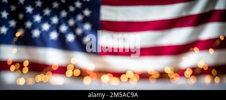 Bandiera degli Stati Uniti sfocata con luci bokeh. Quarto di luglio Independence Day sfondo Foto Stock