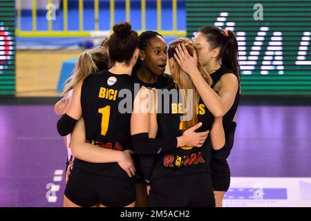 Guidonia, Italia. 26th Dec, 2022. Team del Volley Club di Roma durante il 12th° giorno del campionato femminile di pallavolo A2 tra il Volley Club di Roma - Volley Asitec Sant'Elia, 26 dicembre 2022, Guidonia, Roma, italia (Credit Image: © Domenico Cippitelli/Pacific Press via ZUMA Press Wire) Foto Stock