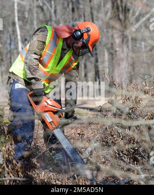 Tecnico. Michael Hamilton, specialista della manutenzione degli impianti di alimentazione e acqua con l'ingegnere civile 172nd Squadron, Jackson, Mississippi, pulisce i pennelli e gli alberi lungo la strada principale della 172nd Airlift Wing, 15 febbraio 2022. GLI ingegneri civili dell'AERONAUTICA DEGLI STATI UNITI stanno costruendo/mantenendo le installazioni e stanno rispondendo alle catastrofi per oltre 70 anni. Foto Stock