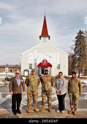 Il Comandante Garrison col. Michael poss e il sostituto del Comandante Garrison Brad Stewart sono mostrati in una foto 15 febbraio 2022, con i membri dell'Ufficio di supporto religioso a Fort McCoy, Wisconsin. I dirigenti della guarnigione hanno fatto una visita speciale per ringraziarli per sei mesi di sostegno all'operazione Allees Welcome (OAW). La missione OAW è stata completata a Fort McCoy il 15 febbraio 2022. Foto Stock