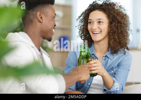 un paio di saluti con una bottiglia di birra Foto Stock