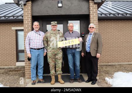 Il comandante Garrison col. Michael poss e il vice del comandante Garrison Brad Stewart sono mostrati in una foto 15 febbraio 2022, con i membri dell'ufficio di sicurezza di installazione a Fort McCoy, Wisconsin. I dirigenti della guarnigione hanno fatto una visita speciale per ringraziarli per sei mesi di sostegno all'operazione Allees Welcome (OAW). La missione OAW è stata completata a Fort McCoy il 15 febbraio 2022. Foto Stock