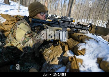 David Greenwood, un difensore assegnato allo Squadrone delle forze di sicurezza del 926th, con sede alla base dell'aeronautica di Nellis, Nevada, scandisce l'ambiente circostante mentre tiene il fucile del M4 pronto durante un esercizio di difesa statica al Camp James A. Garfield Joint Military Training Center, Ohio, 15 febbraio 2022. L'esercizio faceva parte del corso sulla leadership della difesa integrata, un'intensa esperienza di apprendimento pratica di due settimane, progettata per aiutare i difensori della Reserve a raggiungere e mantenere la preparazione al combattimento. (STATI UNITI Air Force Photo/MR. Eric M. White) Foto Stock