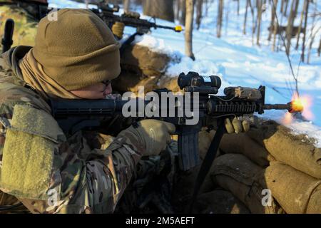 Personale Sgt. David Greenwood, un difensore assegnato allo Squadrone delle forze di sicurezza 926th, basato alla base dell'aeronautica di Nellis, Nevada, impegna le forze opposte durante un'esercitazione statica di difesa al centro di addestramento militare Unito di Camp James A. Garfield, Ohio, 15 febbraio 2022. L'esercizio faceva parte del corso sulla leadership della difesa integrata, un'intensa esperienza di apprendimento pratica di due settimane progettata per aiutare i difensori della riserva a raggiungere e mantenere la preparazione al combattimento. (STATI UNITI Air Force Photo/Eric M. White) Foto Stock