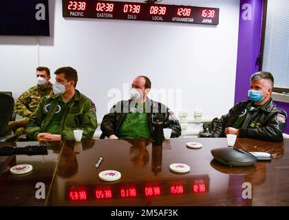 Forze aeree slovene 1st Lt. Marko Podplatnik, 15th Wing a Cerklje ob Krki Air base Pilatus PC-9 pilota, sinistra, forze aeree slovene 1st Lt. Jure Potrpin, 15th Wing Air Operations Officer, E la forza aerea slovena 1st Lt. Tadej Trojner, 15th comandante della scuola di operazioni aria-terra Wing, ascolta un briefing di Wyvern Strike alla base aerea di Aviano, Italia, 15 febbraio 2022. I piloti sloveni hanno partecipato a Wyvern Strike, un esercizio regolarmente programmato che offre alle forze americane, slovene e italiane opportunità di addestramento per praticare le competenze fondamentali di stretto supporto aereo, controllo aereo in avanti e combattimenti Foto Stock